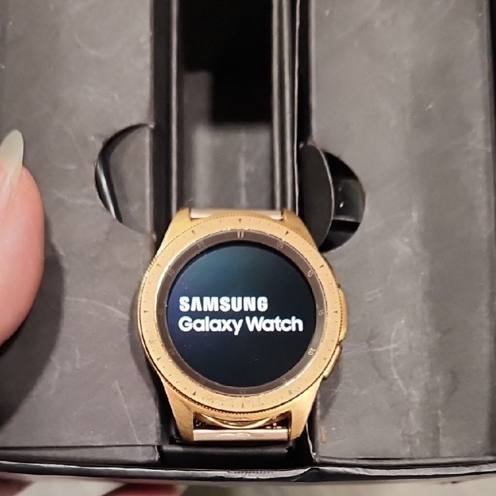 EUC Samsung Rose Gold Galaxy Smartwatch